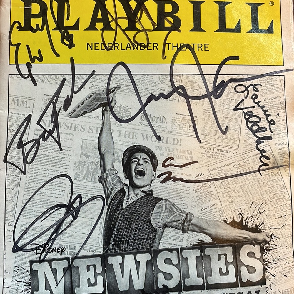 NEWSIES original broadway cast Playbill, signed by Jeremy Jordan and 12 others